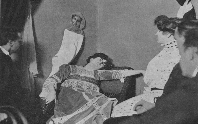 «Οι φωτογραφίες των φαντασμάτων», το βιβλίο που προκάλεσε αίσθηση το 1912…